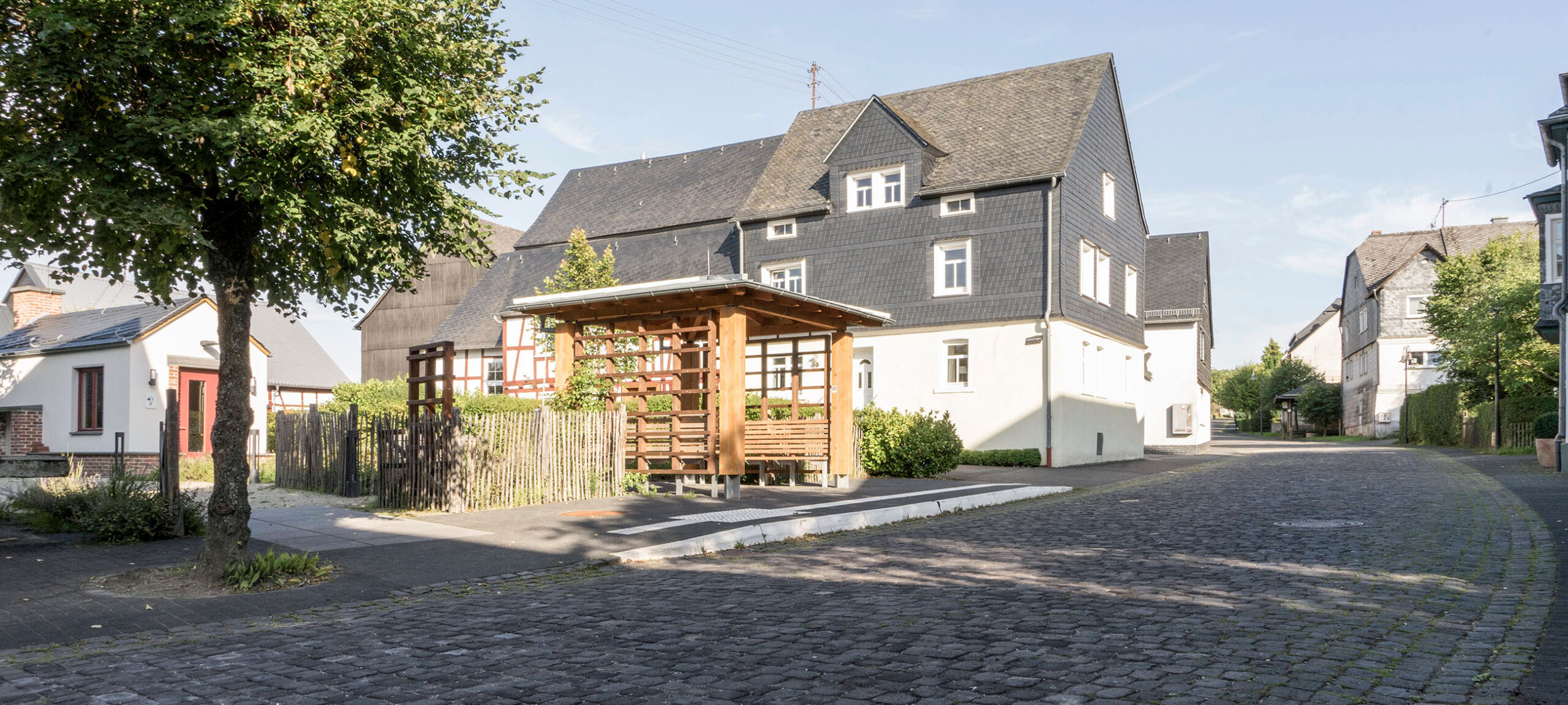 Mitte(n) im Garten Lötzbeuren – Neubau Backes und Pavillon